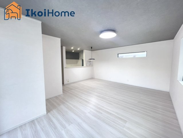 明石市朝霧町2丁目　新築戸建　の居間・リビング|【ホームページに現地動画掲載中】●年中無休：当日予約可●前道は交通量多めですが室内は比較的静かです。