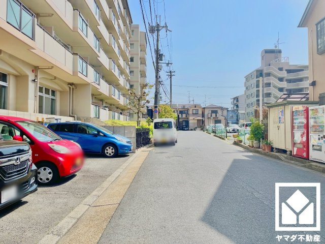 サンロイヤル新田辺アカデミア１号館の駐車場