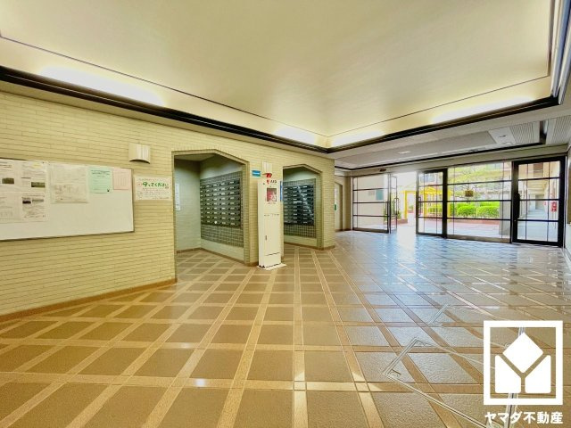 サンロイヤル新田辺アカデミア１号館のエントランス