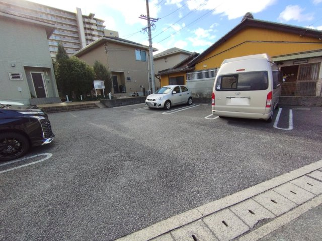 レスポワールA棟の駐車場