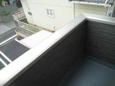 【バルコニー】 | チャコール | 外からの目が気にならないバルコニーで洗濯物が干せます