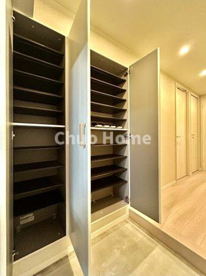 【玄関】 | グリーンコーポ京成小岩 | 【玄関】玄関には大型のシューズクローゼットを設置しておりますのでいつでもスッキリりとした空間を保てます。玄関周りを清潔に使うのはとても大事なことですよね。