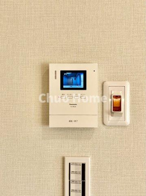 【セキュリティ】 | グリーンコーポ京成小岩 | 【モニターホン】誰が来たかすぐにわかるカラーモニター付きインターホン。通話ボタンを押すまでは室内の音は漏れていませんので相手を確かめてから応対できます。