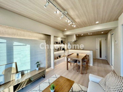 【キッチン】 | グリーンコーポ京成小岩 | 視界に広がりを生むオープンなキッチン。料理や片付けをしながら、家族との会話を楽しんだり、リビングで遊ぶ子どもを見守れます。ご見学時には家具の配置などもイメージしながらぜひご覧になって見て下さい。