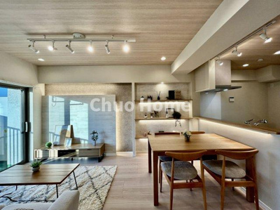 【ダイニング】 | グリーンコーポ京成小岩 | 【ダイニング】忙しい朝でも、しっかり家族が揃って食事をして頂けるゆとりある大きさのダイニングスペース。奥様が作る手料理をカウンター越しに受けとって頂き、テーブルで囲む素敵な時間を存分に愉しんで下さい。