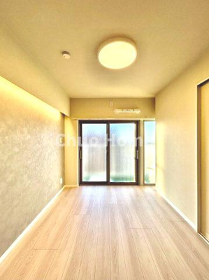 【寝室】 | グリーンコーポ京成小岩 | 【寝室】心と体をゆったりと安らげる主寝室。寝室のゆとりが大きい分だけ、暮らしの安らぎは深まります。一日の疲れを癒すだけでなく、ご夫婦の親密な語らいを紡ぎ出します