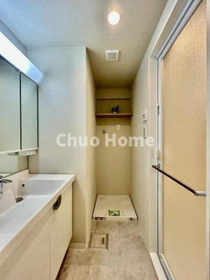 【ランドリースペース】 | グリーンコーポ京成小岩 | 【ランドリースペース】担当者がスケールを持ち歩いておりますので、ご見学時には現在お使いの洗濯機などがきちんと収まるかなどもチェックして下さい。見学前に測っておくと非常に便利だと思います。