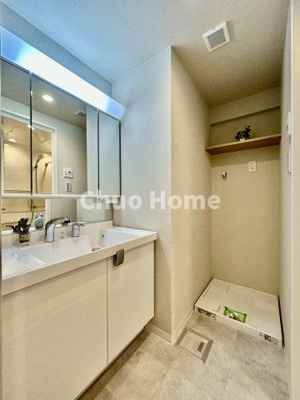 【脱衣所】 | グリーンコーポ京成小岩 | 【洗面所】明るい洗面所は朝をすっきりさせてくれる空間です。バタバタしている忙しい朝でも収納が多い洗面台では短い時間で効率良く支度ができます。