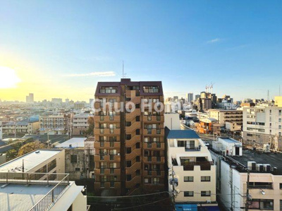 【展望】 | グリーンコーポ京成小岩 | 手を伸ばせば、ふれることが出来そうな環境が、そのままインテリアになったような印象です。その豊かな眺望にふさわしい空間には、通風・採光にも優れ、心地よい光と風があふれています