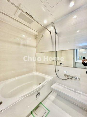 【浴室】 | グリーンコーポ京成小岩 | 【バスルーム】暖房換気乾燥機付きシステムバスルーム。暖房・冷風・換気・乾燥など、毎日を快適に過ごせるうれしい機能が揃っています。雨の日の洗濯物も安心です。