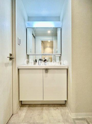 【独立洗面台】 | グリーンコーポ京成小岩 | 【洗面化粧台】洗面化粧台には三面鏡を採用。身だしなみを整えやすい事はもちろんですが、鏡の後ろに収納スペースを設ける事により、散らかりやすい洗面スペースをすっきりさせる事が出来るのも嬉しいですね