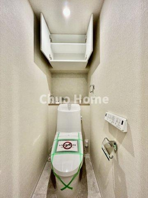 【トイレ】 | グリーンコーポ京成小岩 | 【トイレ】 収納スペースをしっかりと確保した温水洗浄便座機能付きトイレ。温水洗浄便座は清潔にお使いいただくための大切なアイテムです。