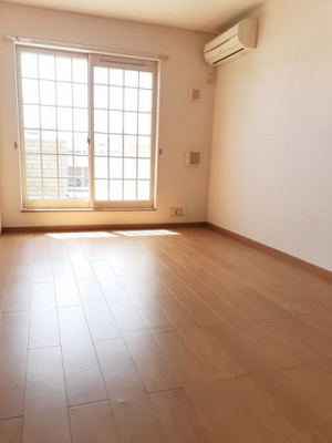 【居間・リビング】 | ディアコート・タカラ | こちらのリビングで趣味の時間をお楽しみください