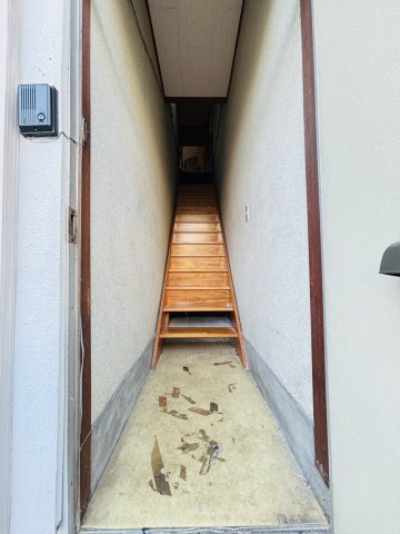 西村コーポの玄関