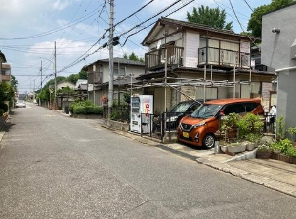 【中古】鶴ヶ島市富士見中古住宅の前面道路含む現地写真|6ｍの前面道路で広々♪