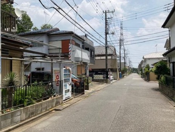 【中古】鶴ヶ島市富士見中古住宅の前面道路含む現地写真|6ｍの前面道路で広々♪