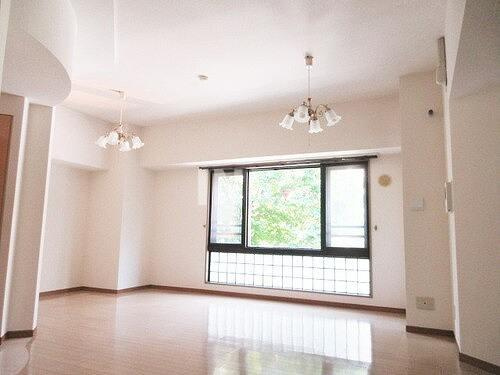 横浜市中区海岸通３丁目の賃貸マンションの居間・リビング