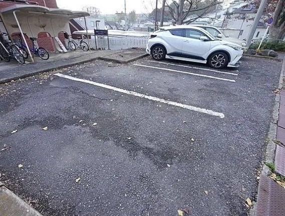 多摩湖パークサイドハイツの駐車場