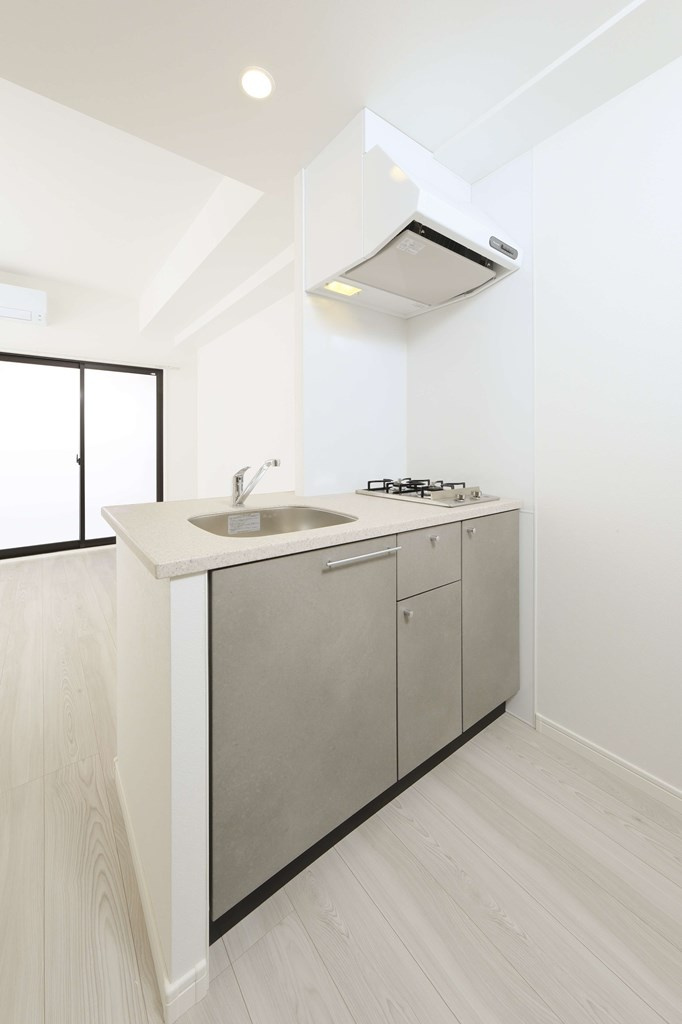 エンクレスト天神南PUREのキッチン|コンパクトなキッチンで掃除もラクラク