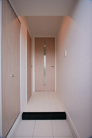 エンクレスト吉塚駅前Ⅱの玄関|収納もある玄関です