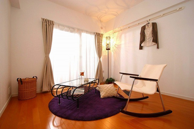 エンクレスト博多Ⅲの居間・リビング|こちらの居間で趣味の時間をお楽しみください