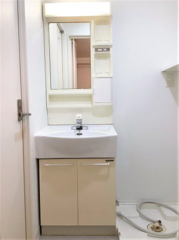 エンクレスト博多Ⅲの洗面所|明るい洗面所です