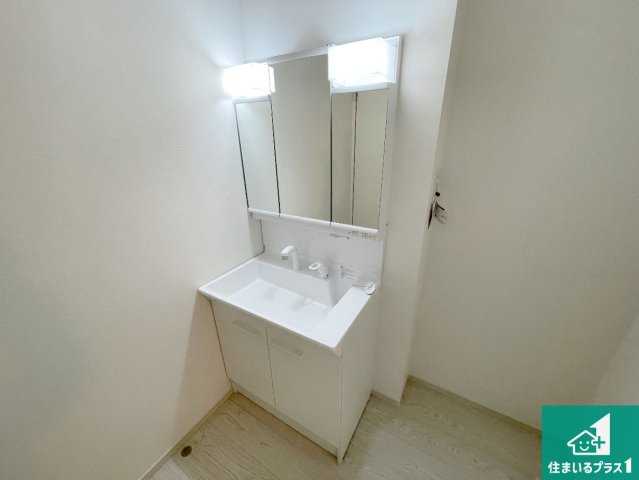 尼崎市塚口町　第2期　新築一戸建ての独立洗面台|清潔感のある洗面台です。フラットな鏡は掃除がしやすく毎日清潔！鏡裏には収納があるのでスッキリとした洗面台が保てます。