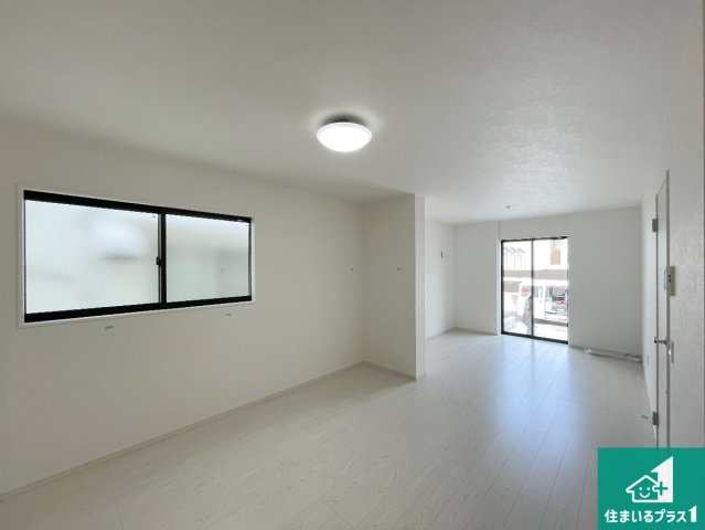 尼崎市塚口町　第2期　新築一戸建ての居間・リビング|日当たり良好の明るいリビングで朝の目覚めもスッキリできそう！対面キッチンでご家族のコミュニケーションも自然と増える設計！小さなお子様が遊ぶスペースを作っても広々とくつろげるLDK！