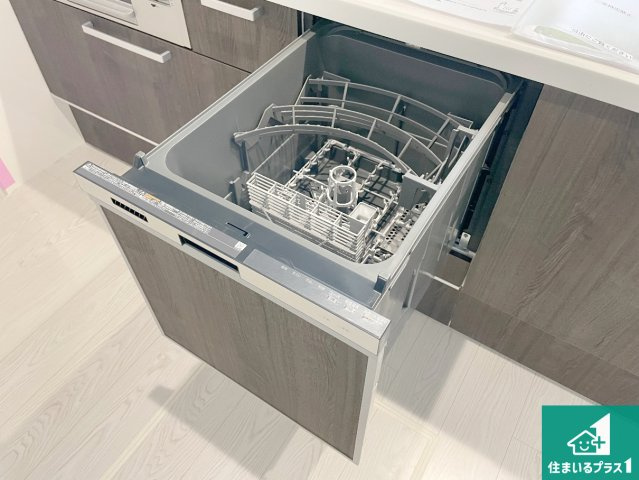 尼崎市塚口町　第2期　新築一戸建ての設備|食事後の一仕事、食器洗いをボタン一つでお任せできちゃいます！場所を取らないビルトイン式なので、お料理スペースもしっかり確保！
