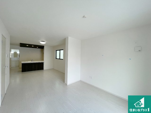 尼崎市塚口町　第2期　新築一戸建ての居間・リビング|シンプルなリビングは、観葉植物等のインテリアを楽しめますね！パパ好みにも、ママ好みにも家具次第で雰囲気を変えることができます！