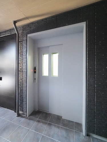 カーサ・ヴァレンティアのロビー|エレベーターがついています◇