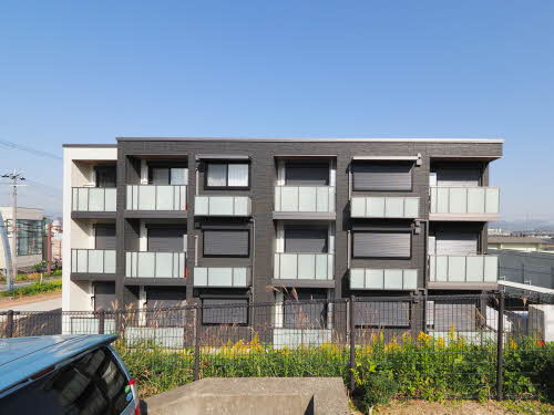 カーサ・ヴァレンティアの外観|エレベーター付き★インターネット無料◎オートロックや宅配ＢＯＸ、外部物置を設置◇