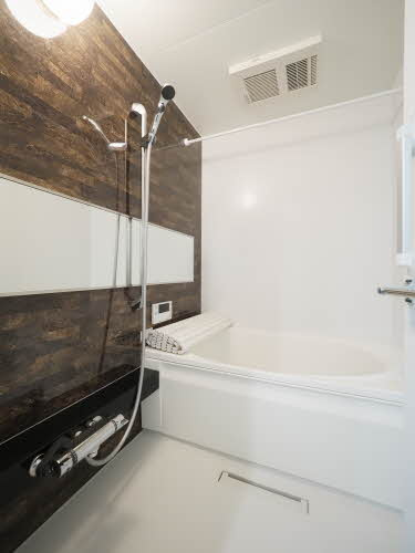 カーサ・ヴァレンティアの浴室|追い焚きや浴室乾燥がついている広めのバスルーム◇