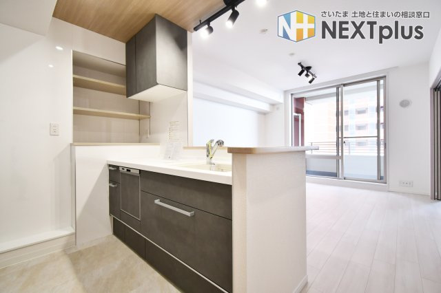 スカイレジデンシャルタワーズノースウィングのキッチン|食洗器付きのシステムキッチン。面倒な洗い物、苦手な洗い物、時間がない時の洗い物etc.　食洗器に頼ることで、自分時間や家族との時間を過ごすことができる嬉しい設備です。