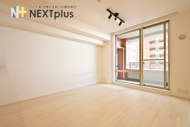 スカイレジデンシャルタワーズノースウィングの居間・リビング|LDK13.7帖：ダイニングテーブルはもちろん、ソファーやテレビを置いても余裕があります！家族全員でくつろいだり、親族や友人を招いてホームパーティーをしても楽しそうですね！