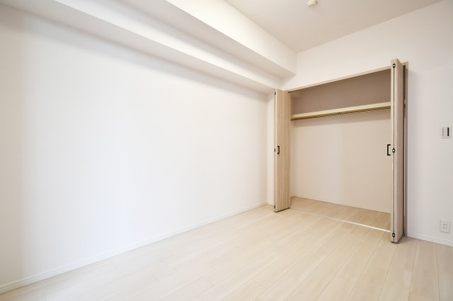 スカイレジデンシャルタワーズノースウィングの洋室|洋室①5.9帖：クローゼットは上下セパレート・ハンガーパイプ付きです！上には季節物や思い出など毎日手に取らないものを収納、下にはハンガーパイプへコートや洋服など…かける収納もできます！