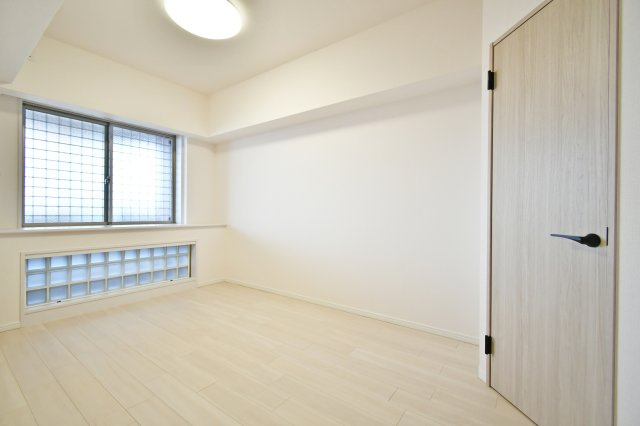 スカイレジデンシャルタワーズノースウィングの洋室|洋室②6.0帖：窓は上下にあるので、外からの光がしっかりと差し込みます。クローゼットも備わっております。ダブルベッドも置く事ができる広さですので、主寝室におすすめです！