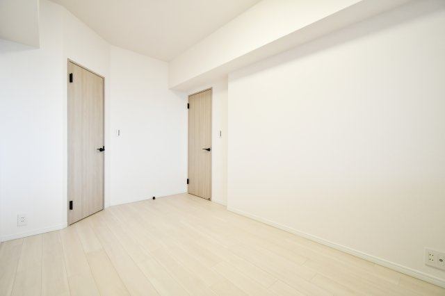 スカイレジデンシャルタワーズノースウィングの洋室|洋室②6.0帖：ウォークインクローゼットが備わっておりますので、ご夫婦の洋服も一緒収納することが出来ます。ご家族の季節物収納にもおすすめです。白基調ですので圧迫感を感じにくい印象です。