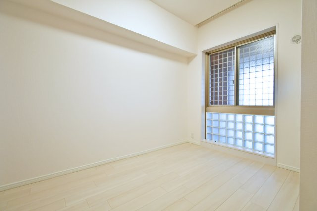 スカイレジデンシャルタワーズノースウィングの洋室|洋室③5.0帖：白基調な洋室ですのでより空間を広く感じさせます。梁などデッドスペースになるものが室内にないため、家具のレイアウトもしやすいお部屋になっております！