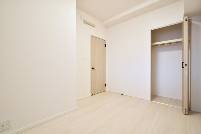 スカイレジデンシャルタワーズノースウィングの洋室|洋室③5.0帖：クローゼットは各部屋に備わっておりますので、家族それぞれで洋服収納をすることも可能です。また、上下セパレートになっているため衣替えもしやすく、ハンガーパイプで家事時短にも◎！