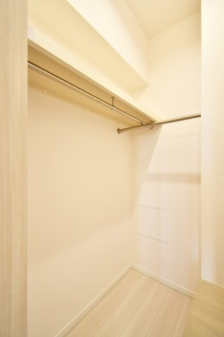 スカイレジデンシャルタワーズノースウィングの収納|洋室②6.0帖のウォークインクローゼットです。ハンガーパイプが両面にあるため収納力もGOODです！上の段には季節物などを収納することで、空間を上手に活用することが出来ます！
