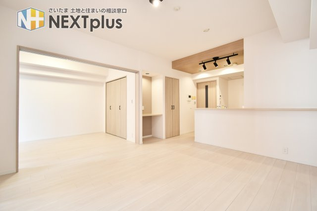 スカイレジデンシャルタワーズノースウィングの居間・リビング|LDK13.7帖：可動間仕切りを大きく開放すると…、合計19帖越えのゆったり空間に！洋室のクローゼットも大容量で、散らかりがちなお部屋も、いつもスッキリ気持ち良い室内となります。