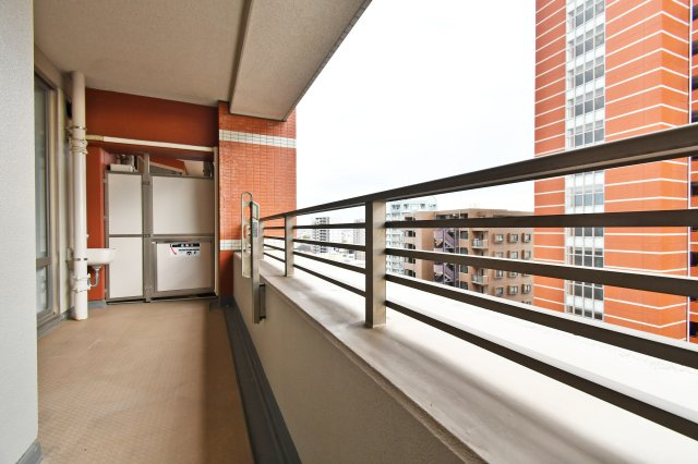 スカイレジデンシャルタワーズノースウィングのバルコニー|難しいイメージの住宅ローンは経験スタッフが丁寧にお手伝いしますのでご安心下さい。「家を買って終わり」ではなく、「買ってからがスタート」と考え、一人ひとりにあった資金計画やプランをご提案致します！