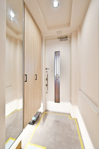 スカイレジデンシャルタワーズノースウィングの玄関|シューズボックスには姿見付きですので、お出かけ前に全身コーデをチェックする事ができます！シューズクローク下は空間がありますので、お子様の外遊びの用具も収納することが出来ます。