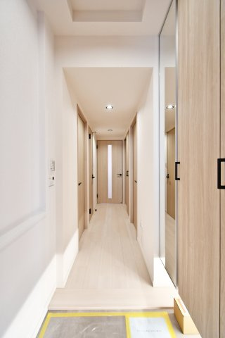 スカイレジデンシャルタワーズノースウィングの玄関|トールサイズのシューズボックスですので、ご家族分の靴がしっかり収納する事ができます！ブーツや長靴などの季節ものや、高さのあるヒールなどもまとめて収納できるのが嬉しいポイントです。