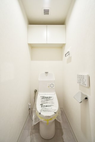 スカイレジデンシャルタワーズノースウィングのトイレ|トイレ：奥行きにゆとりがあり、圧迫感の少ないトイレスペース。吊戸棚付きで、トイレットペーパーなどの備品補充も楽々行えます。掃除用具をしまうと清潔感も消す事ができ、イマドキなお部屋にできます。