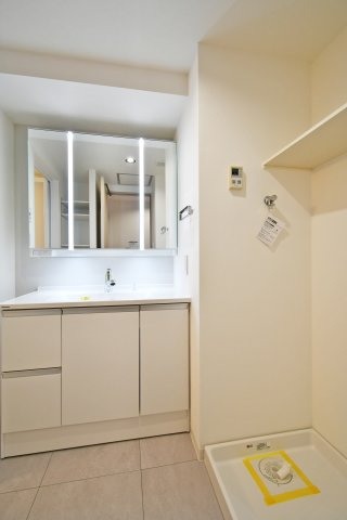 スカイレジデンシャルタワーズノースウィングの独立洗面台|三面鏡付き洗面台は朝の寝癖直しも楽々。鏡裏には歯ブラシセットやスキンケアも収納できて魅力的です！下の収納にもドライヤーや入浴グッツ、洗剤のストックなど…様々なものが収納できる便利な設備です！