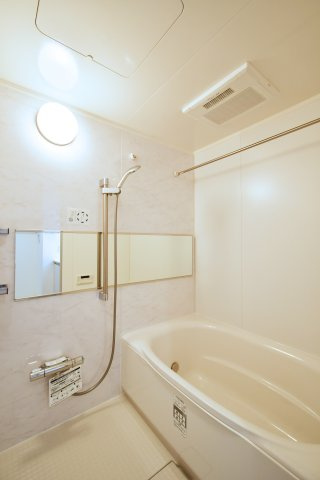 スカイレジデンシャルタワーズノースウィングの浴室|白基調の明るい雰囲気の浴室です。浴室乾燥機もついておりますので、日曜日の夜に出される体操着や給食着、雨の日のお洗濯も困りません！暖房機能もついているので、寒い日のお風呂も気持ち良くは入れますね。