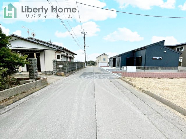 ひたちなか市田宮原1期　新築戸建　2号棟の前面道路含む現地写真