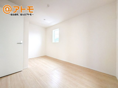 【子供部屋】 | 田方郡函南町仁田第11　新築一戸建て　5号棟 | 収納豊富な洋室は使い勝手良好です！